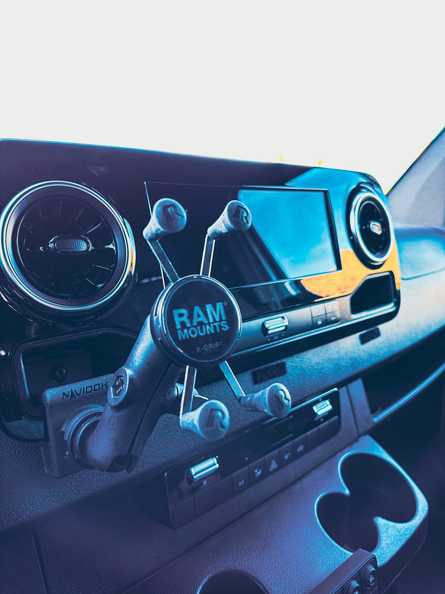 NAVIDOK Single Dash Mount for Mercedes Sprinter 2019+ – RAM® Compatible Phone & Tablet Holder